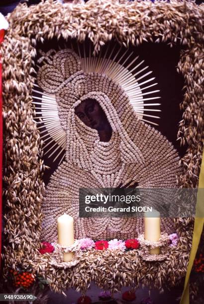 Décoration fabriquée en céréales lors de la fête du couronnement de la vierge et des moissons à Krypno, en octobre 1985, Pologne.