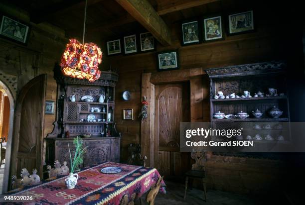 Intérieur d'une maison traditionnelle de Zakopane, en octobre 1985, Pologne.