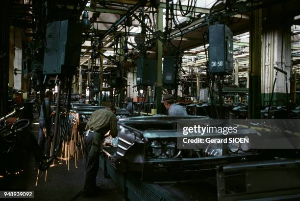 Atelier de soudure de l'usine ?Fiat? de Varsovie, en octobre 1985, Pologne.
