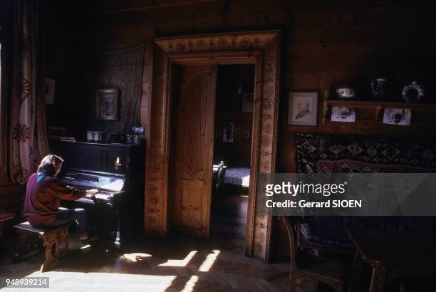 Intérieur d'une maison traditionnelle de Zakopane, en octobre 1985, Pologne.