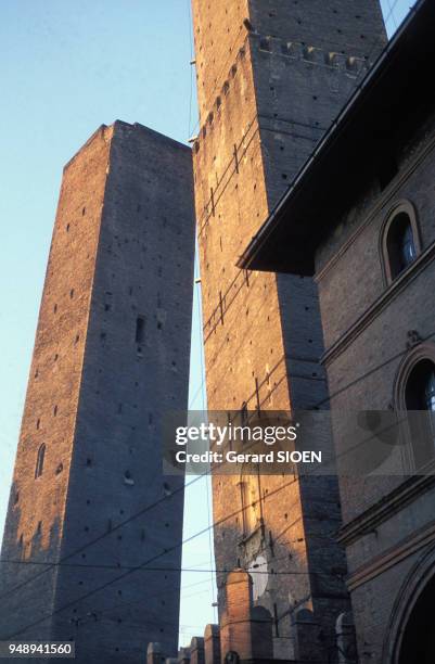Les tours penchées Asinelli et Garisenda , à Bologne, en Italie, en juin 2003.