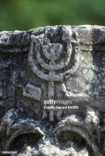 Sculpture en bas-relief d'une menorah, un chandelier à sept branches, à Capharnaüm en Israël en juin 1988.