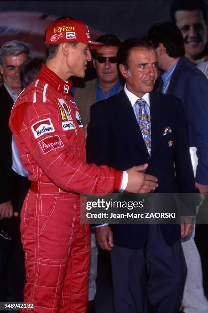 Le pilote automobile allemand Michael Schumacher, sept fois champion du monde de Formule 1, en compagnie du président de la république d'Argentine,...