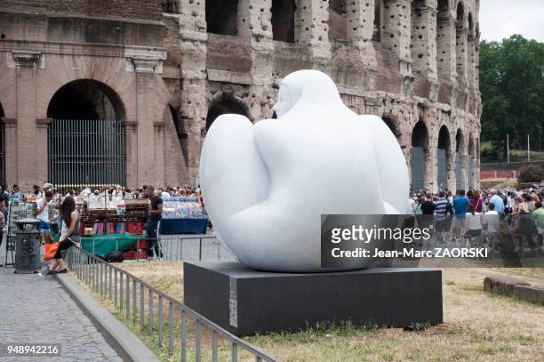 « Arraigo » de Jimenez Deredia , une exposition d'art contemporaine à Rome, en Italie le 6 juin 2009.