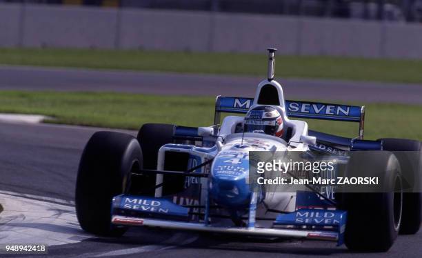 Le pilote automobile allemand, Gerhard Berger, au volant de la Benetton B196, ici dans le cadre du Grand-Prix de San Marin à Imola le 3 mai 1996.