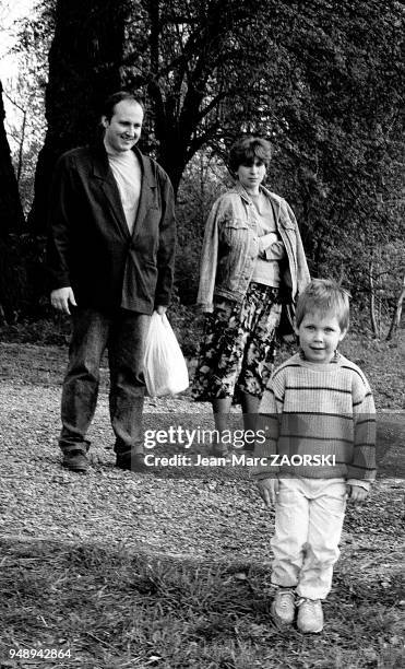 Famille polonaise en promenade dans le parc Wilanow, le 1er mai 1991, Varsovie, Pologne.