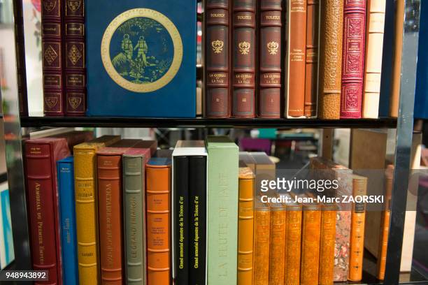 Reliures en cuir de livres de bibliophilie, sur le stand Le Cadratin, atelier typographique, au Salon du Livre et de la Presse à Genève en Suisse le...