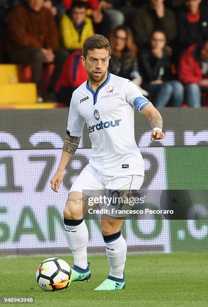 Alejandro Gomez of Atalanta BC in action during the serie A match between Benevento Calcio and Atalanta BC at Stadio Ciro Vigorito on April 18, 2018...