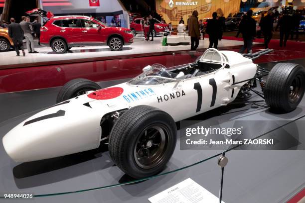 La première Monoplace Honda F1 RA 272 ayant pris part au championnat du monde de Formule 1 en 1965, présentée sur le stand Honda, au 86ème salon...