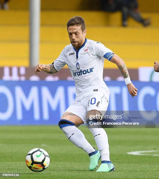 Alejandro Gomez of Atalanta BC in action during the serie A match between Benevento Calcio and Atalanta BC at Stadio Ciro Vigorito on April 18, 2018...