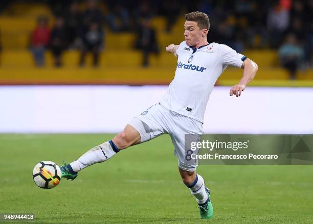 Robin Gosens of Atalanta BC in action during the serie A match between Benevento Calcio and Atalanta BC at Stadio Ciro Vigorito on April 18, 2018 in...