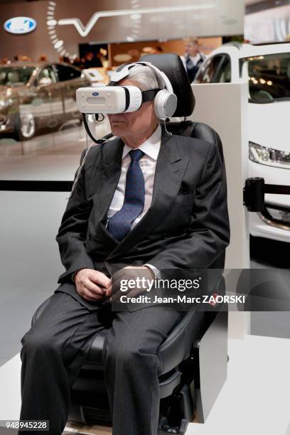 Casque de réalité virtuelle testé par un visiteur sur le stand Ford, 86ème salon international de l'automobile, 1er mars 2016, Geneve, Suisse.