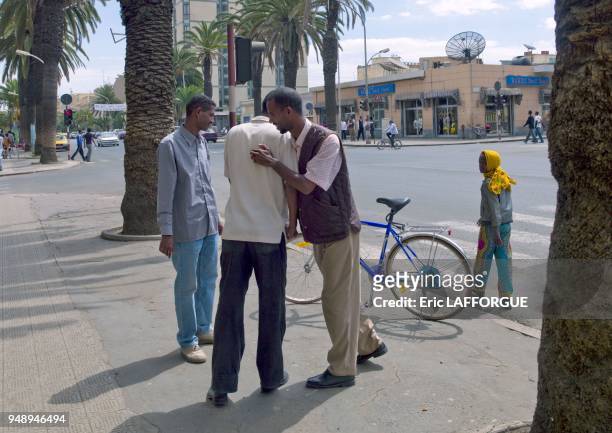 Des anciens combattants se saluent dans la rue le 10 mai 2007 a Asmara, Erythree.