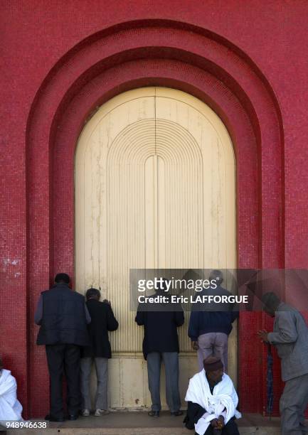 Des personnes prient devant l'eglise orthodoxe d'Enda Mariam le 10 mai 2007 a Asmara, Erythree.