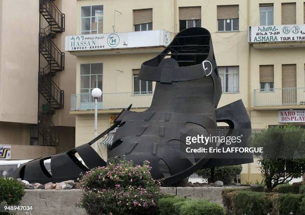 Monument representant des sandales portees par les combattants de l'independance le 10 mai 2005 a Asmara, Erythree.