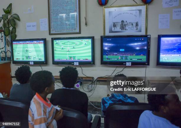 Enfant jouant dans un club de jeux video le 3 mars 2013 a Asmara, Erythree.