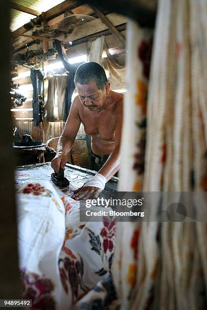 Craftsman prints batik at a batik fabric workshop in Kota Bharu, Kelantan, Malaysia, on Thursday, Feb. 21, 2008. In the northeastern Malaysian state...