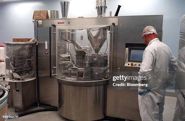 Encapcsulation Machine Operators Working 143 Encapsulation Stock Photos, High-Res Pictures, and Images - Getty ...