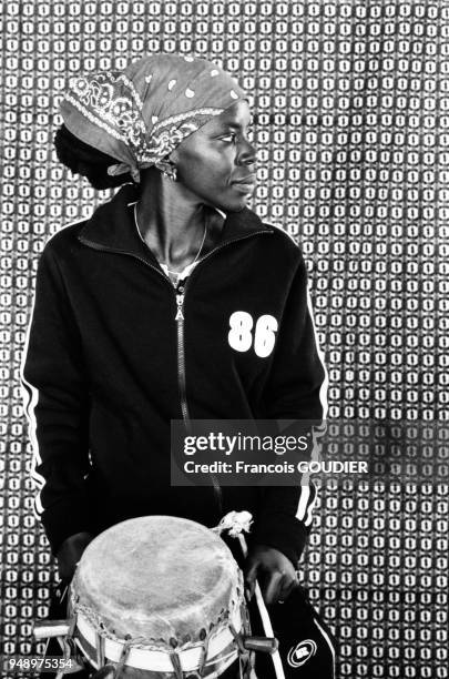 Portrait de Ndeye Seck, percussionniste sénégalaise en mars 2008 à Toubab Dialo, Sénégal.