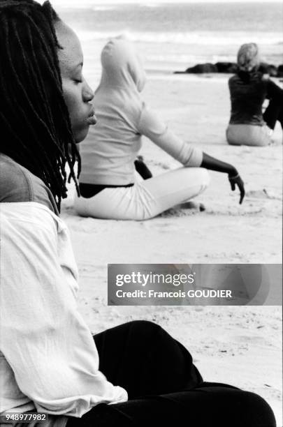 Performance sur la plage en mars 2008 à Toubab Dialo, Sénégal.