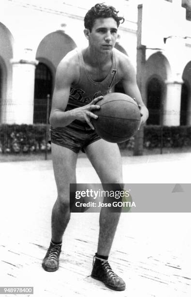 Fidel Castro à l'age de 17 ans jouant au basket en 1943 au collège de Belen de La Havane, Cuba.