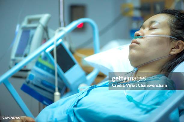 patient receive oxygen - nasal cannula ストックフォトと画像