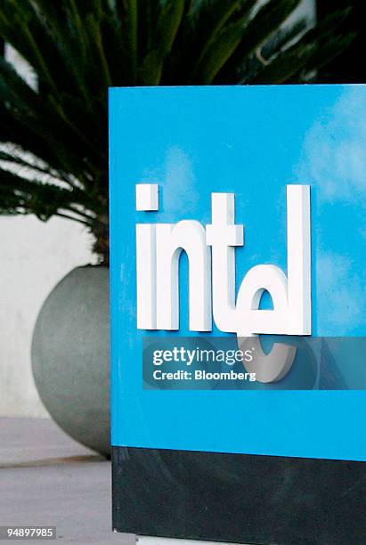 2005 Computer Intel 89 Computer Chip Stock Photos, High-Res Pictures, and Images - Getty Images