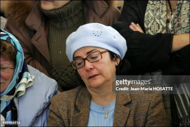 La mere de Ilan Halimi, Ruth Halimi s`effondre en larmes devant la depouille de son fils assassine.