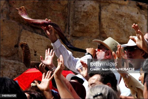 Un chretien evangelique texan sonne dans une corne de belier pour demnder aux Anges de venir se placer ux cotes d`Israel et l`aider a repousser les...