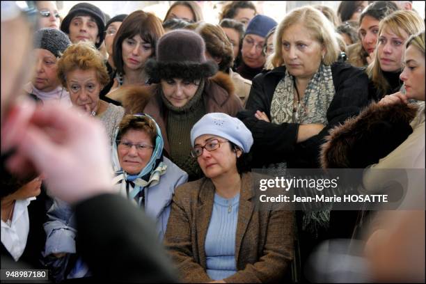 La mere de Ilan Halimi, Ruth Halimi s`effondre en larmes devant la depouille de son fils assassine.