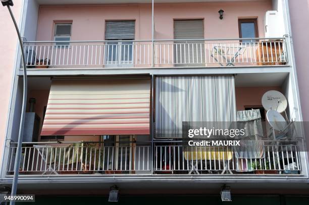 Est un immeuble au 90, via Napoli, A Ladispoli, a une quarantaine de kilometres de Rome. Les volets du premier etage sont clos. C'est ici, avec 510...