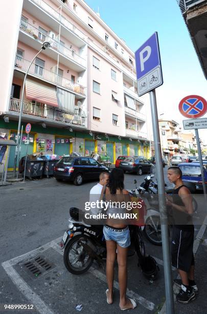 Est un immeuble au 90, via Napoli, A Ladispoli, a une quarantaine de kilometres de Rome. Les volets du premier etage sont clos. C'est ici, avec 510...