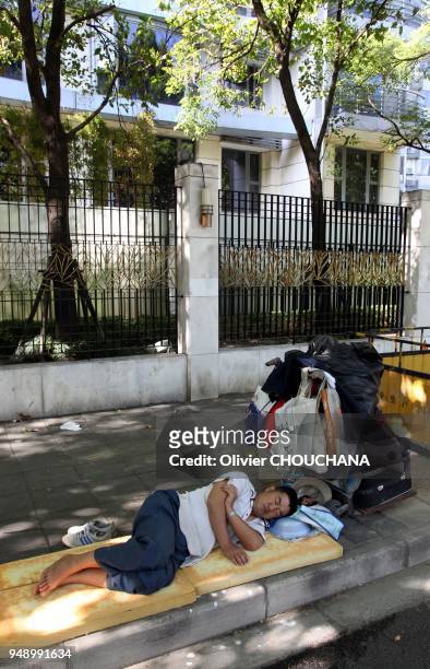 Vue d'un sans abri chinois faisant la sieste sur un trottoir dans la rue d'Anfu au sein de l'ancienne concession francaise, quartier ancien de la...