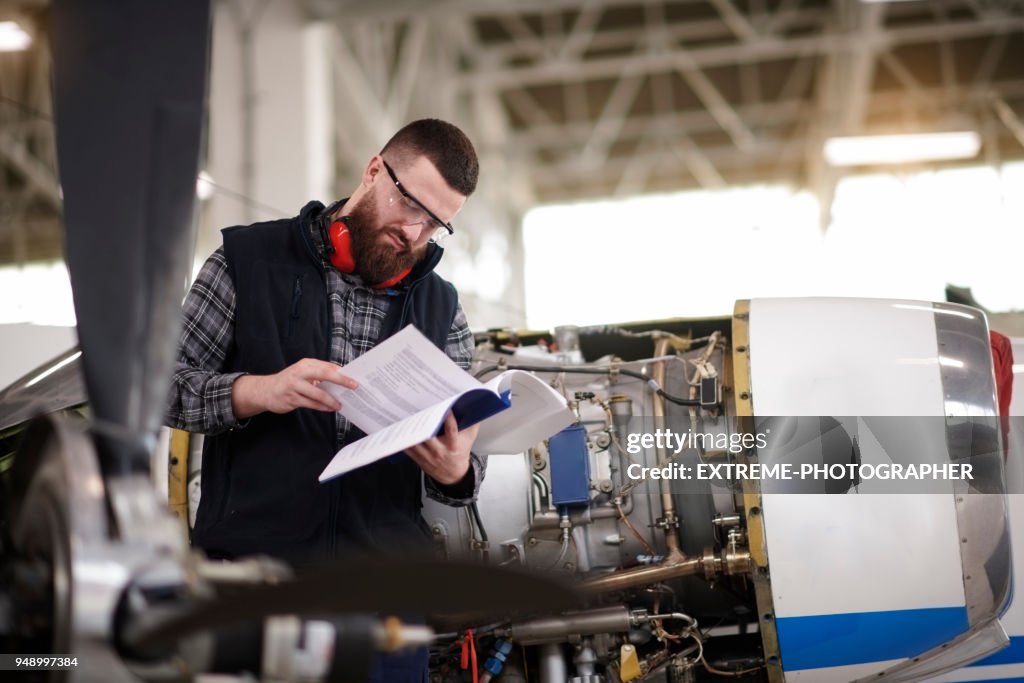 Fluggerätmechaniker im hangar