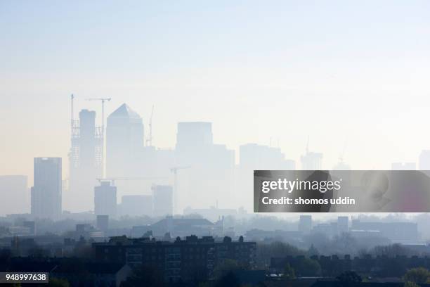 high angle cityscape of london skyline shrouded in smog - east london london stock-fotos und bilder