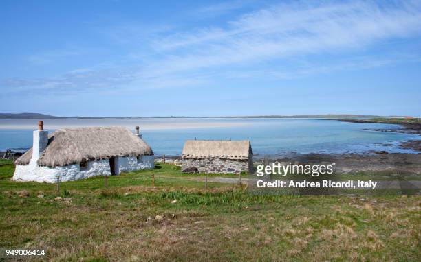 croft house by the sea, western isles, scotland - アウターヘブリディーズ ストックフォトと画像