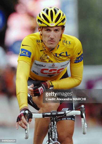 Le maillot Jaune Fabian Cancellara passe la ligne d'arrivee apres sa chute. Il souffre du poignet gauche.