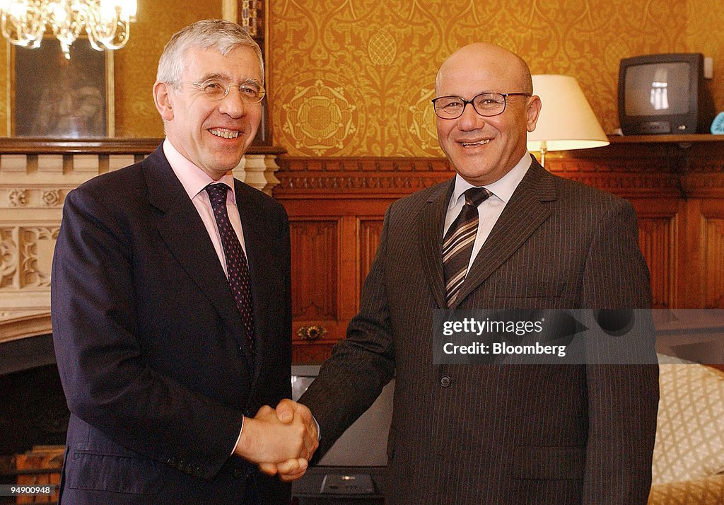 U.K. Foreign Secretary, Jack Straw, left, shakes hands with