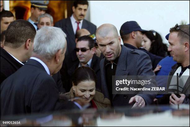 Zinedine Zidane, accompagne de son pere Smail et de sa mere Malika, arrive a l'aeroport international Houari Boumediene a Alger. L'ancien capitaine...