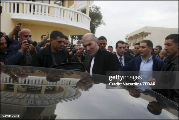 Pour son deuxieme jour en Algerie, Zinedine Zidane, s'est rendu hier apres-midi a Sidi Moussa, une localite distante de 35 km d'Alger, pour visit?...