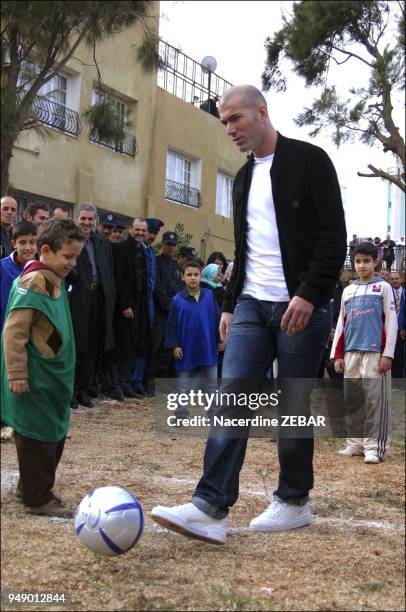 Pour son deuxieme jour en Algerie, Zinedine Zidane, s'est rendu hier apres-midi a Sidi Moussa, une localite distante de 35 km d'Alger, pour visite...