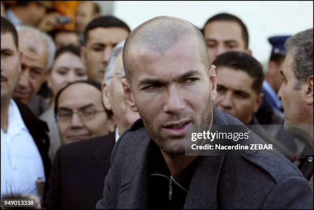 Zinedine Zidane, accompagne de son pere Smail et de sa mere Malika, arrive a l'aeroport international Houari Boumediene a Alger. L'ancien capitaine...