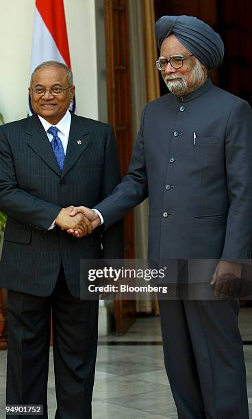 Maumoon Abdul Gayoom, Maldives' president, left, shakes hands with Manmohan Singh, India's prime minister, at Hyderabad House in New Delhi, India, on...