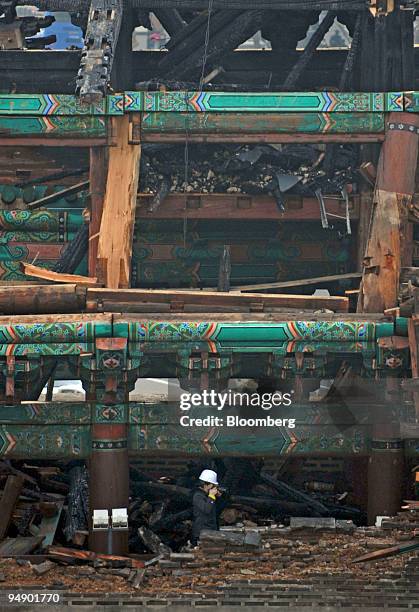 Investigators look at the remains of Sungnyemun Gate, also called Namdaemun, or South Gate, in Seoul, South Korea, on Monday, Feb. 11, 2008. Fire...