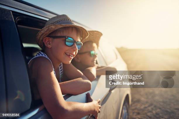 meninos felizes desfrutando de viagem - óculos escuros acessório ocular - fotografias e filmes do acervo