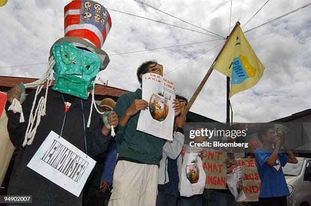 Protesters demonstrate outside court in Manado, North Sulawesi, Indonesia Friday, August 19, 2005. Newmont Mining Corp., the world's biggest gold...