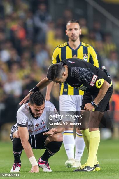 BKepler Laveran Lima Ferreira of Besiktas JK, Roberto Soldado of Fenerbahce SK, referee Mete Kalkavan during the Ziraat Turkish Cup match Fenerbahce...