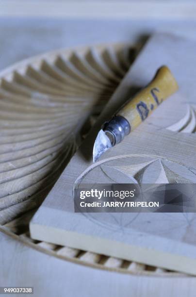 Rosace et couteau opinel, Atelier de sculptures sur bois de Claude Grossan, Ceillac, Parc Naturel Regional du Queyras, departements des Hautes-Alpes,...