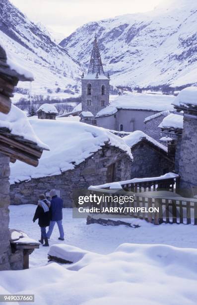 Promenade en famille , Bonneval-sur-Arc, village situe a 1800 m et classe plus beau village de France , Haute-Maurienne, parc national de la Vanoise,...