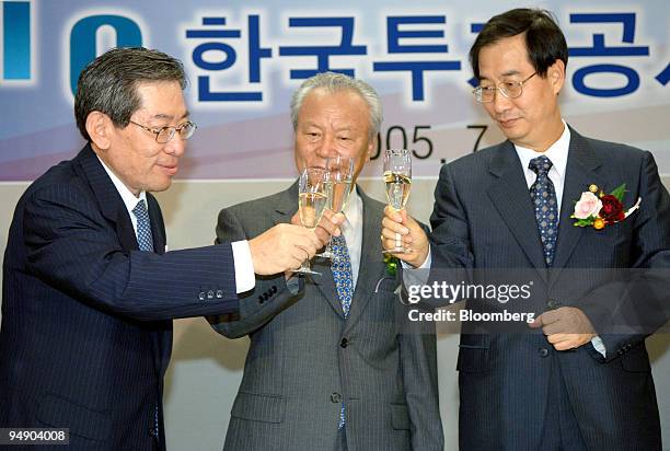Korea Investment Corp. Chairman & CEO Kang Won Lee, left, Bank of Korea Governor Park Seung, center, and Finance Minister Han Duck-Soo toast with...
